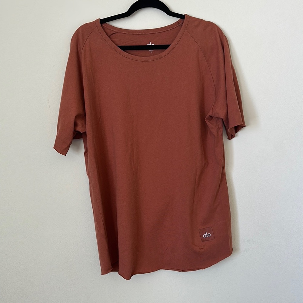 Men’s Alo Yoga tee shirt